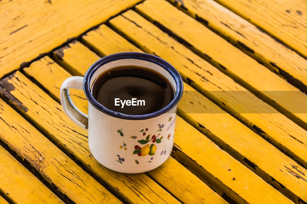 CLOSE-UP OF COFFEE CUP ON TABLE