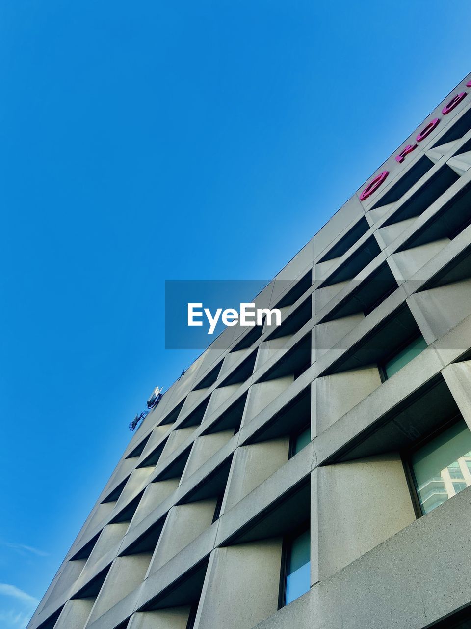 LOW ANGLE VIEW OF BUILDING AGAINST BLUE SKY