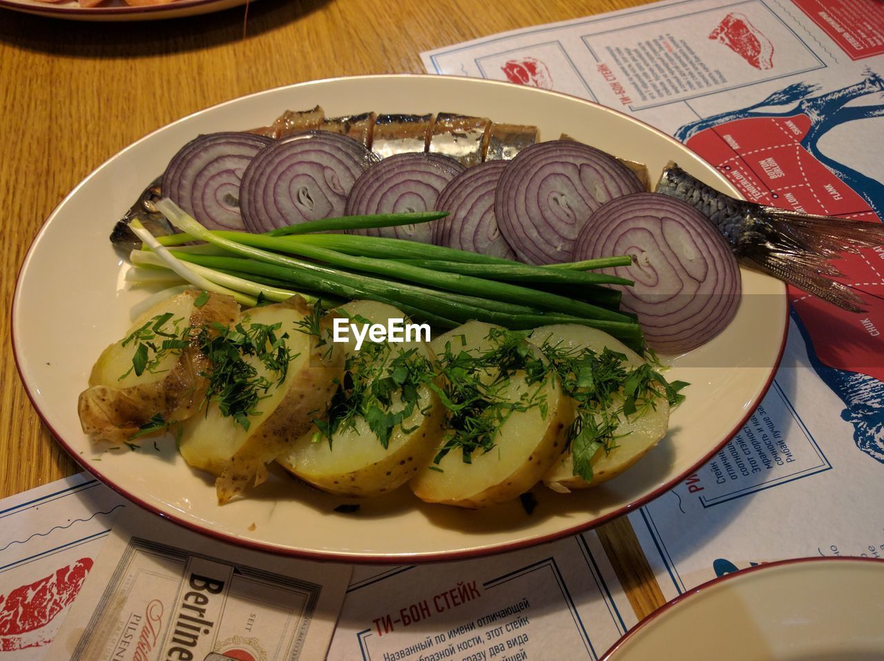 CLOSE-UP OF FOOD ON PLATE