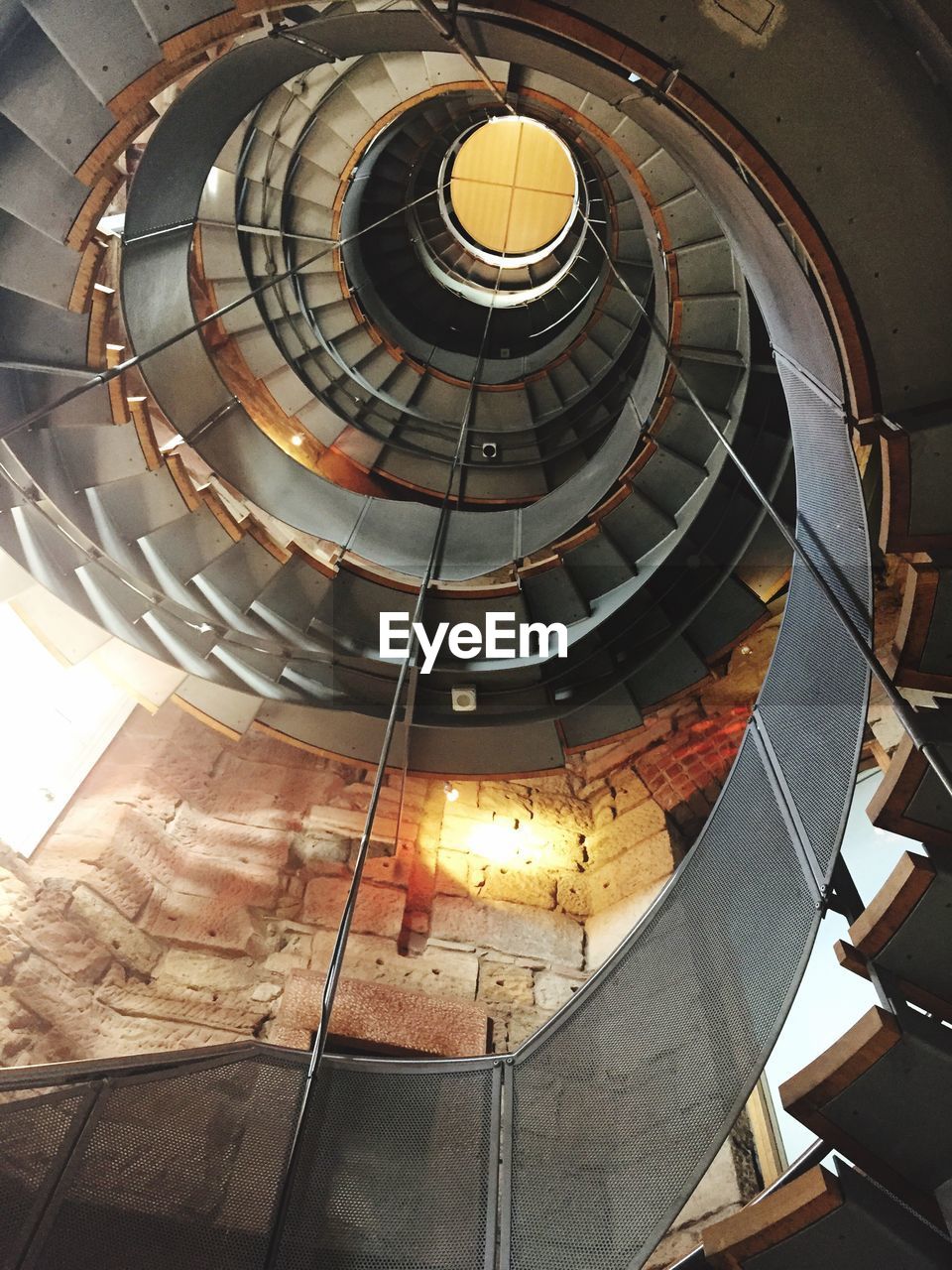 LOW ANGLE VIEW OF SPIRAL STAIRCASE IN BUILDING