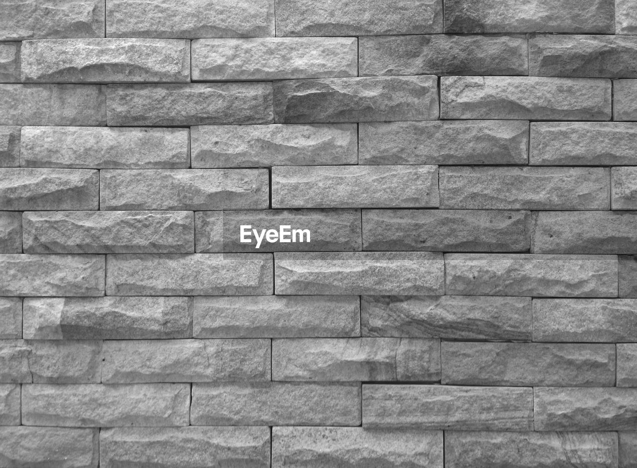 CLOSE-UP OF BRICK WALL