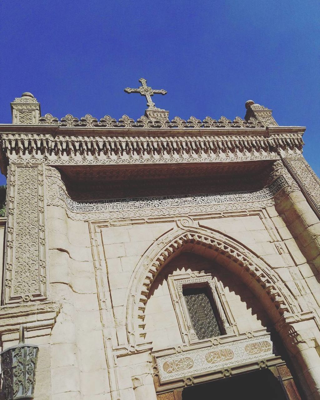 LOW ANGLE VIEW OF BUILT STRUCTURE AGAINST SKY