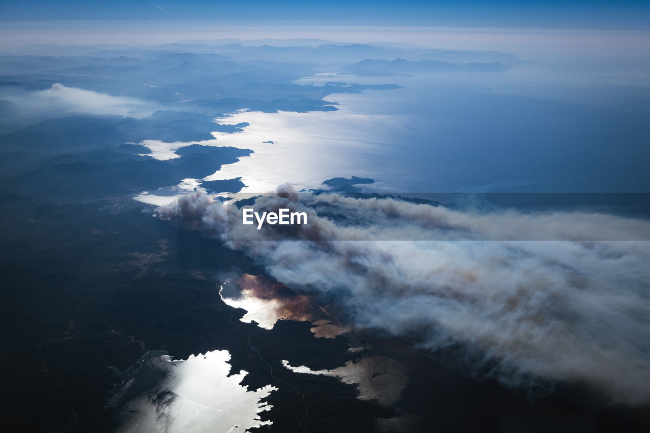 HIGH ANGLE VIEW OF SEA WAVES