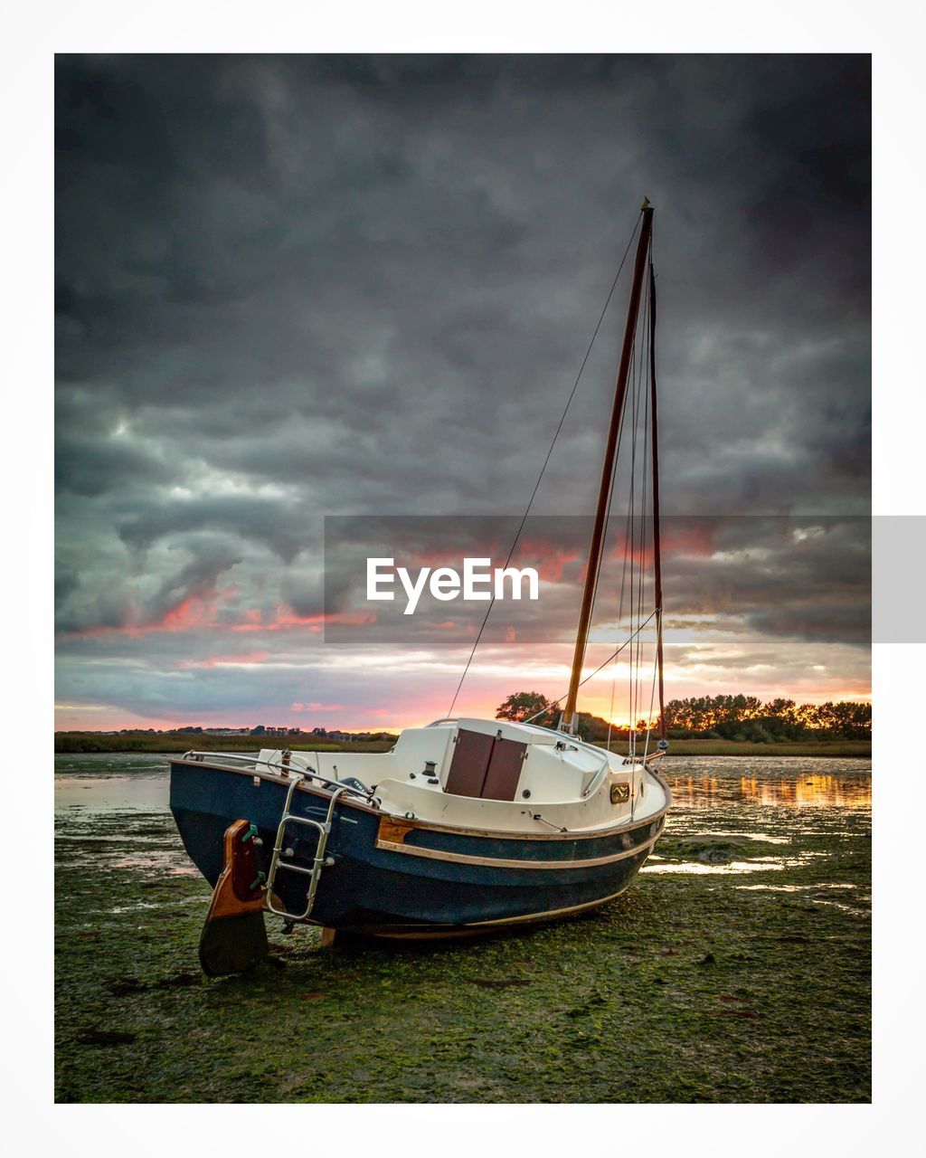 SAILBOATS MOORED ON SEA AGAINST SKY