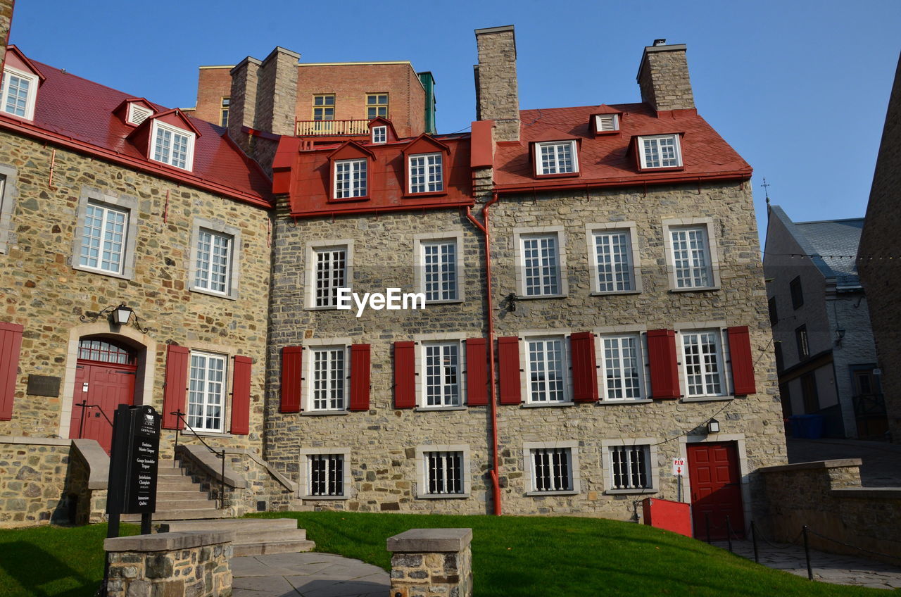 architecture, building exterior, built structure, château, building, town, estate, residential district, neighbourhood, window, city, sky, nature, house, no people, clear sky, history, the past, facade, stately home, travel destinations, waterway, brick, urban area, castle, outdoors, day, tourism, street, travel, old, grass, sunny, sunlight