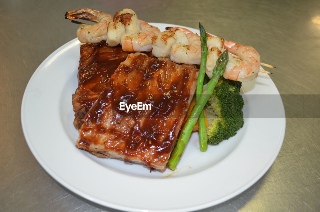 HIGH ANGLE VIEW OF MEAT AND SALAD IN PLATE