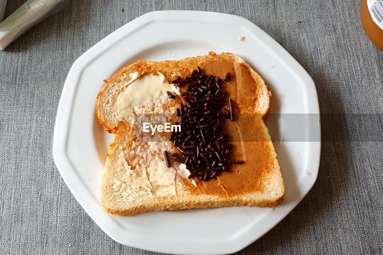HIGH ANGLE VIEW OF BREAKFAST IN PLATE