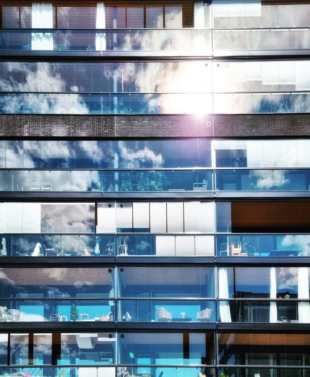 FULL FRAME SHOT OF GLASS BUILDING