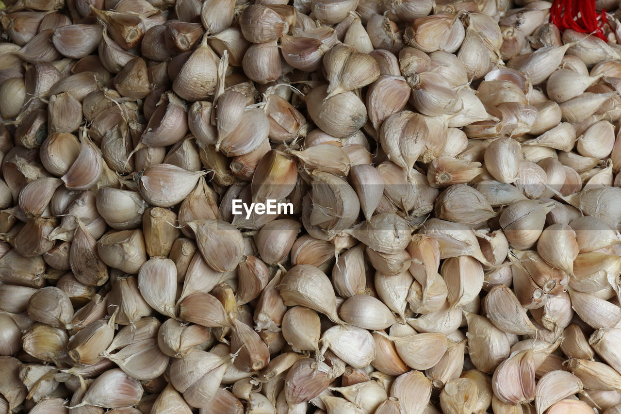 Full frame shot of garlic cloves