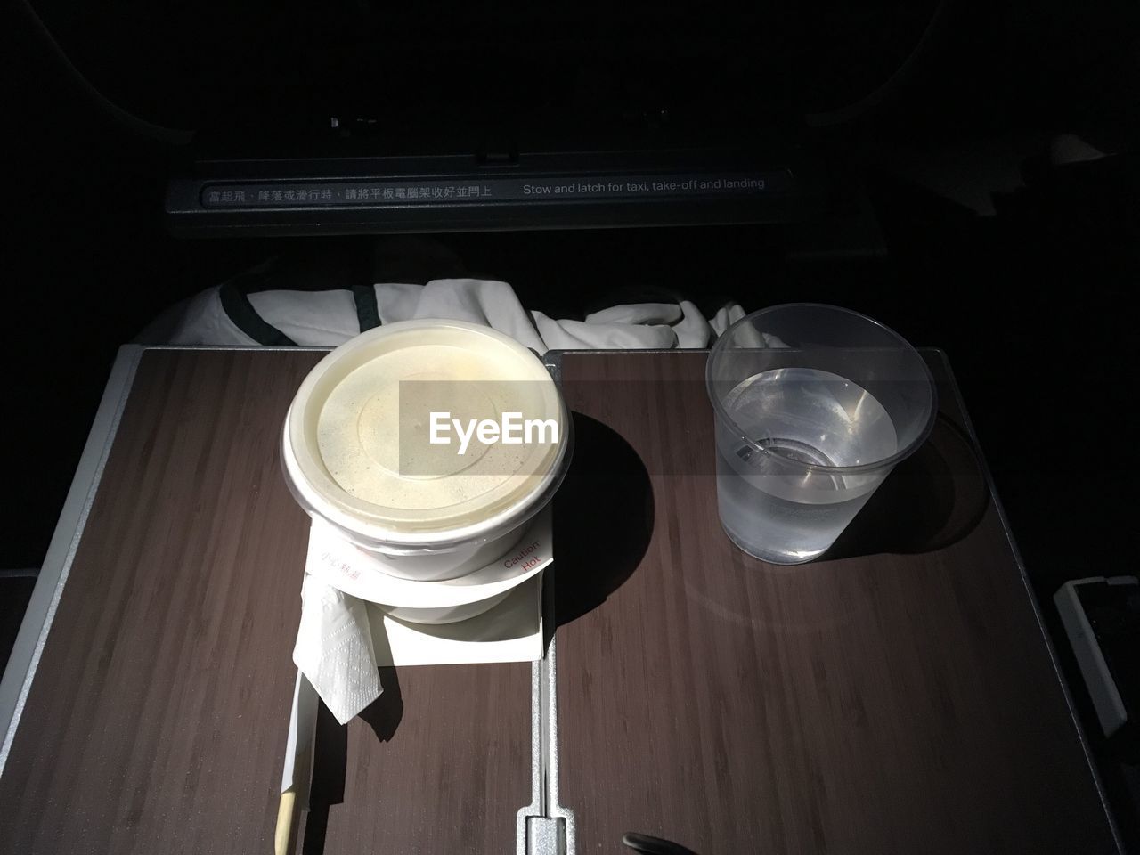 HIGH ANGLE VIEW OF DRINK IN GLASS ON TABLE