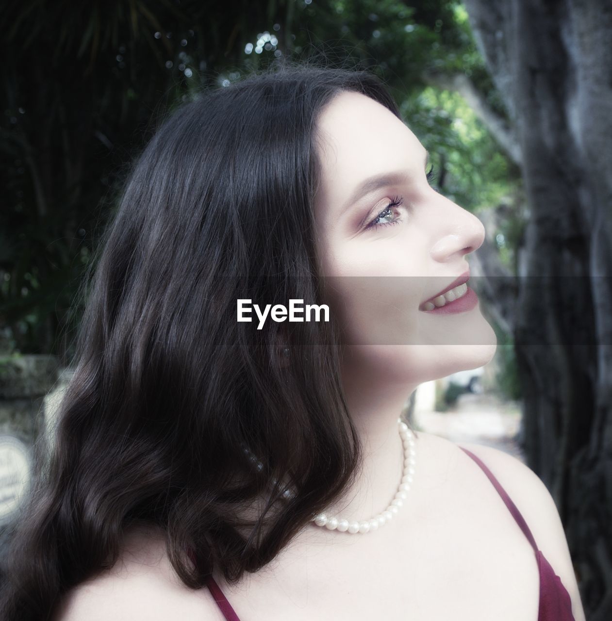 PORTRAIT OF A BEAUTIFUL YOUNG WOMAN LOOKING AWAY OUTDOORS