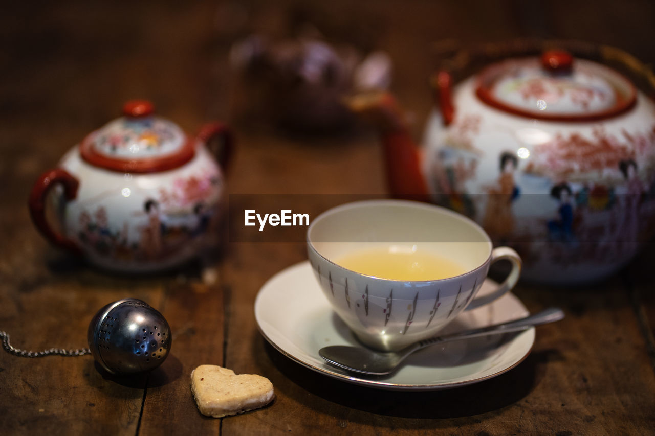 CLOSE-UP OF TEA ON TABLE