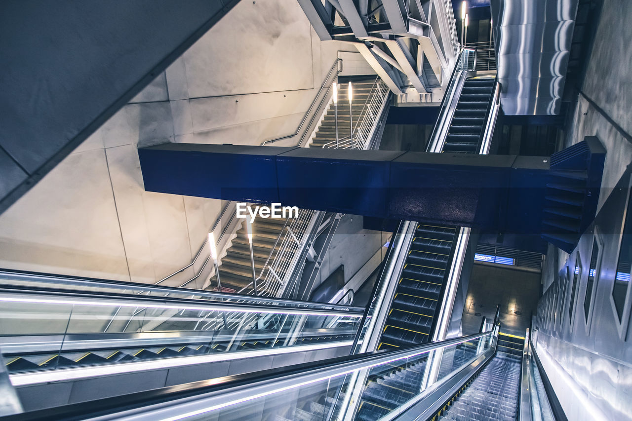 HIGH ANGLE VIEW OF ESCALATOR IN MODERN BUILDING