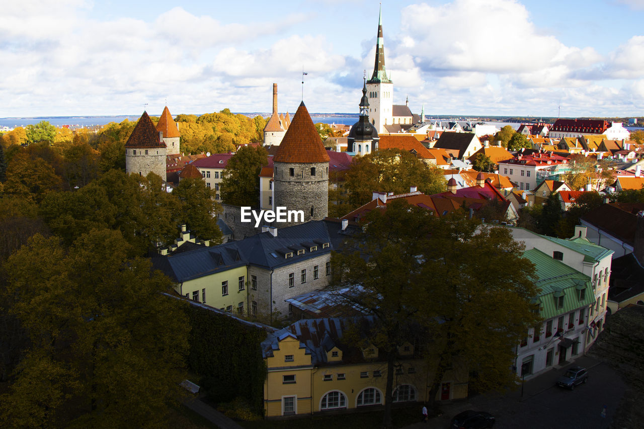 HIGH ANGLE VIEW OF BUILDINGS IN TOWN