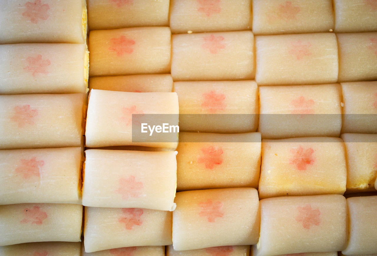 FULL FRAME SHOT OF CHOPPED BREAD