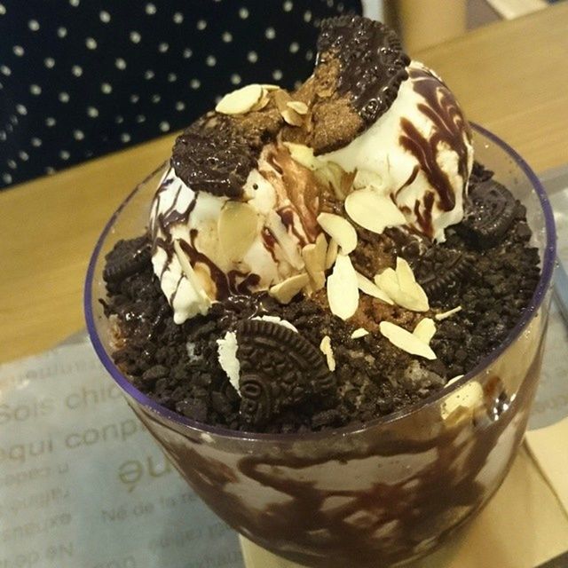 CLOSE-UP OF PASTRY IN PLATE