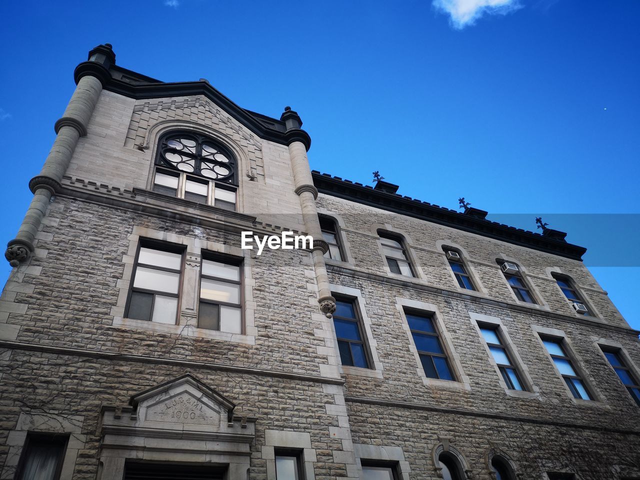 LOW ANGLE VIEW OF OLD BUILDING AGAINST CLEAR SKY