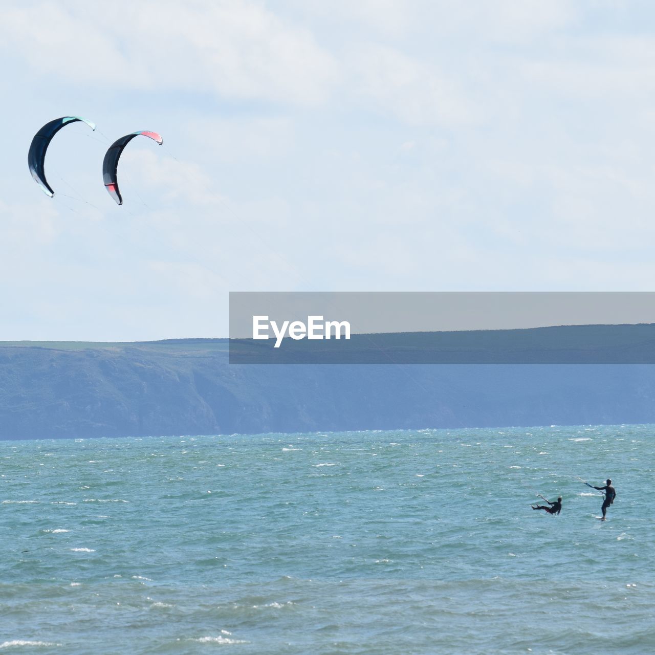 VIEW OF FLYING OVER SEA AGAINST SKY