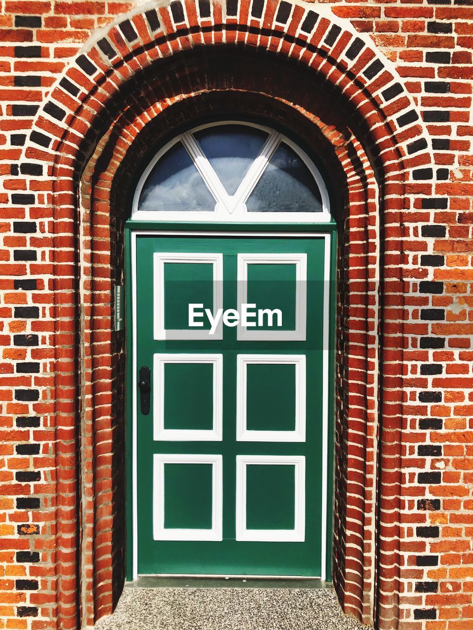 CLOSED WINDOW OF BUILDING