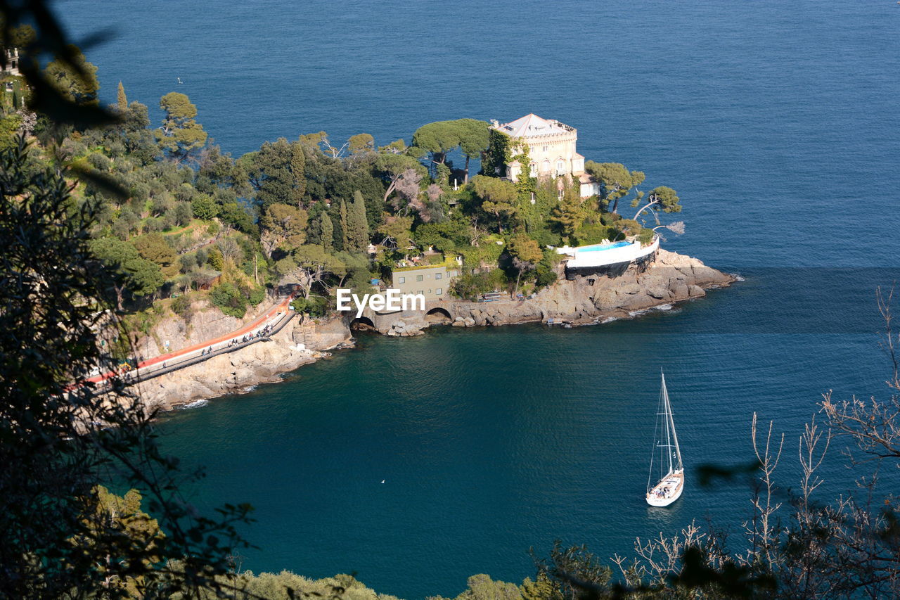 HIGH ANGLE VIEW OF SAILBOATS AND SEA