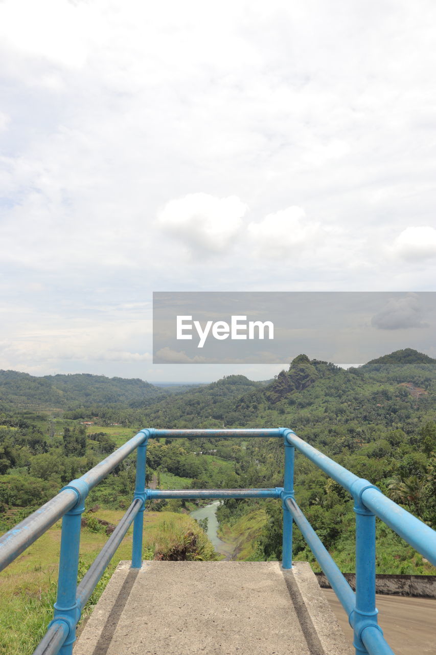 EMPTY ROAD LEADING TOWARDS MOUNTAIN AGAINST SKY