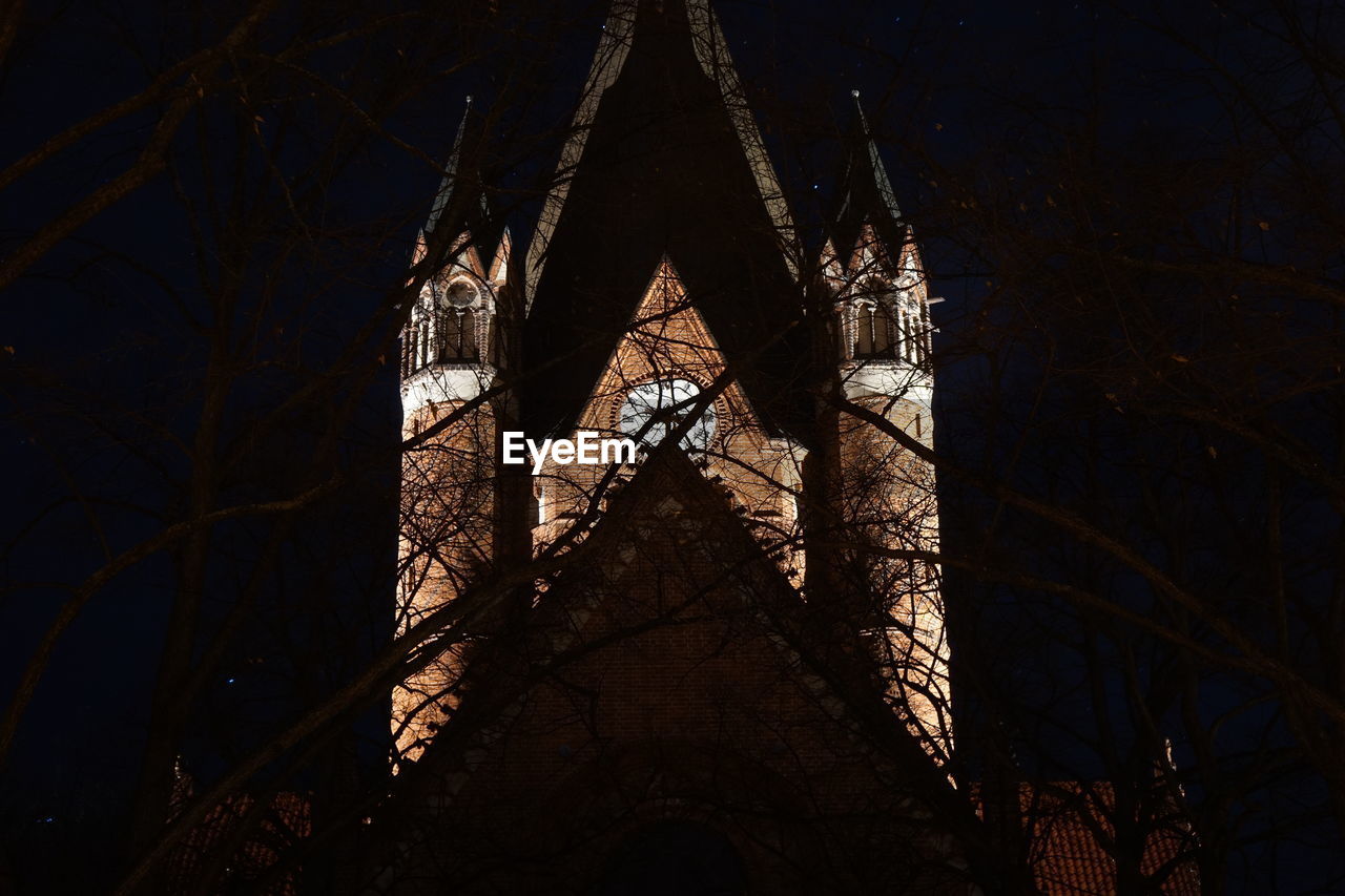 CLOSE-UP LOW ANGLE VIEW OF SILHOUETTE OF FIRE