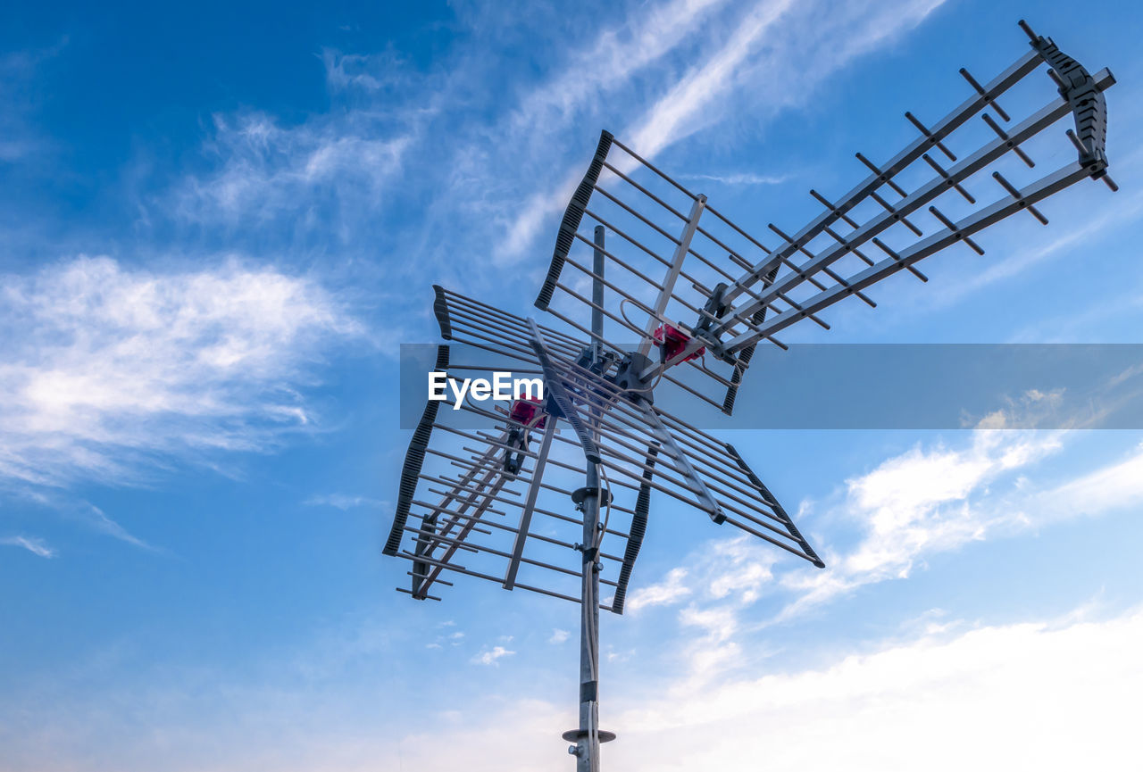 LOW ANGLE VIEW OF CRANE AGAINST SKY