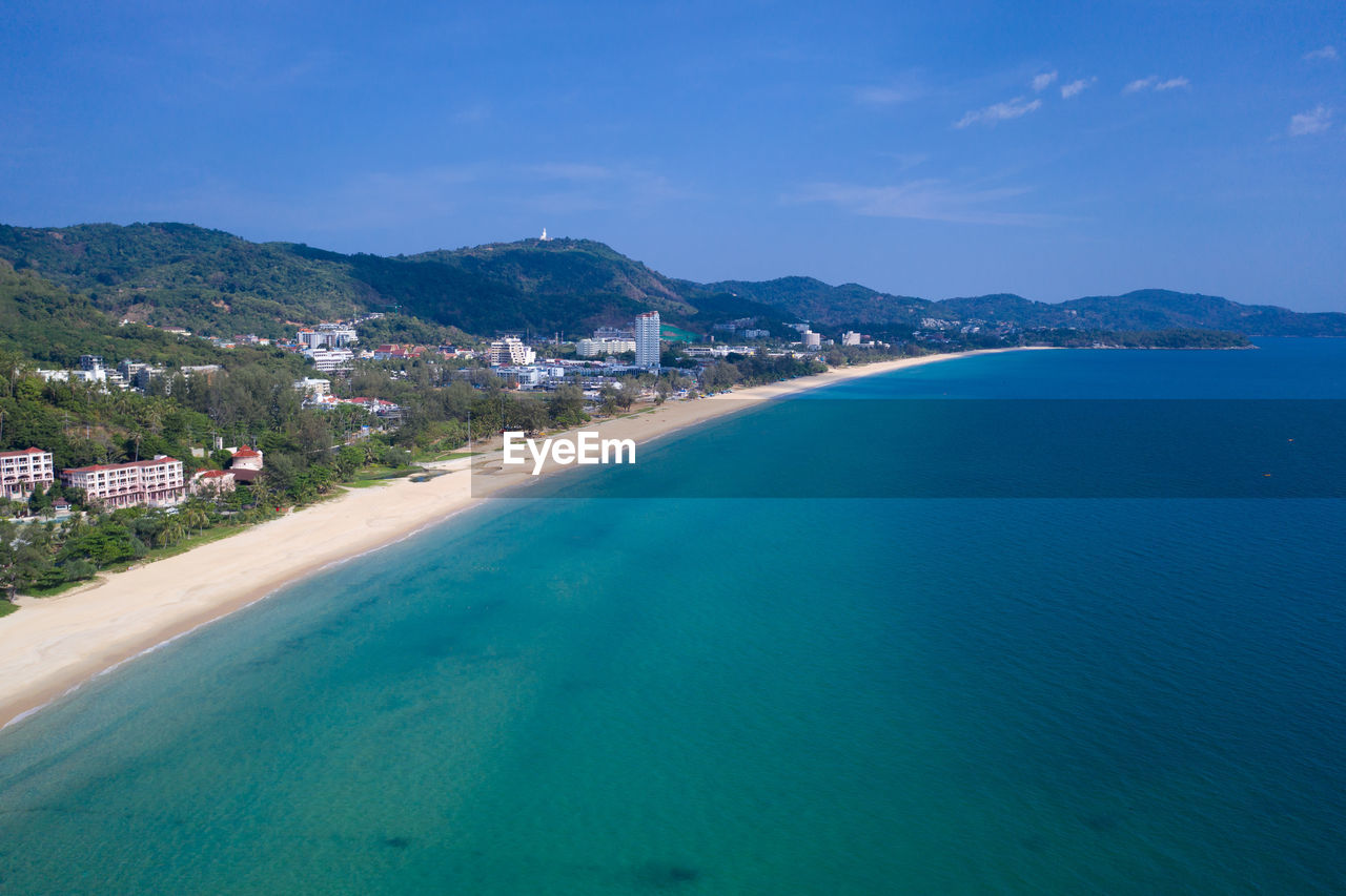 SCENIC VIEW OF SEA AND MOUNTAINS AGAINST SKY