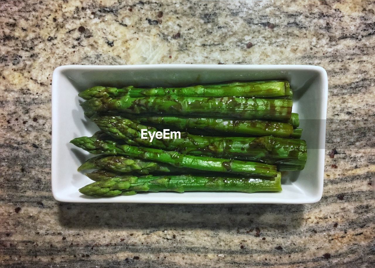 HIGH ANGLE VIEW OF FOOD IN PLATE