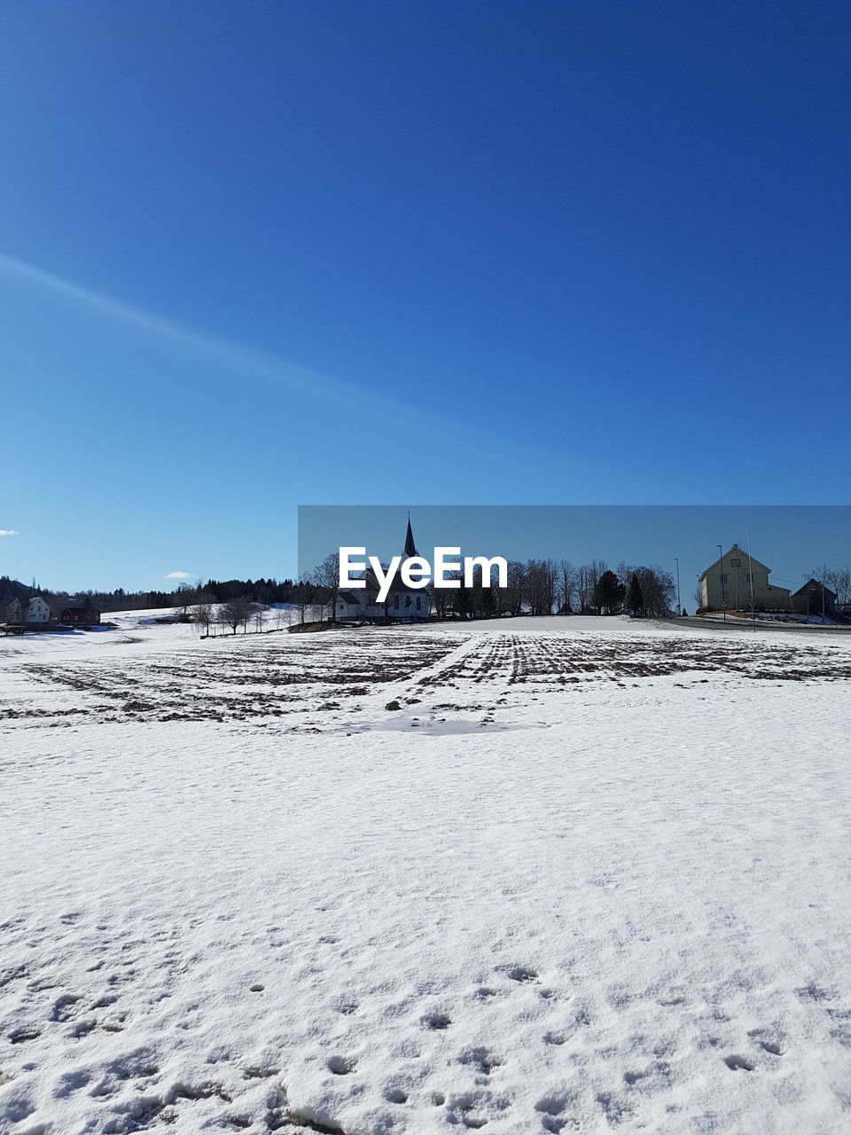 SCENIC VIEW OF WINTER LANDSCAPE AGAINST CLEAR BLUE SKY