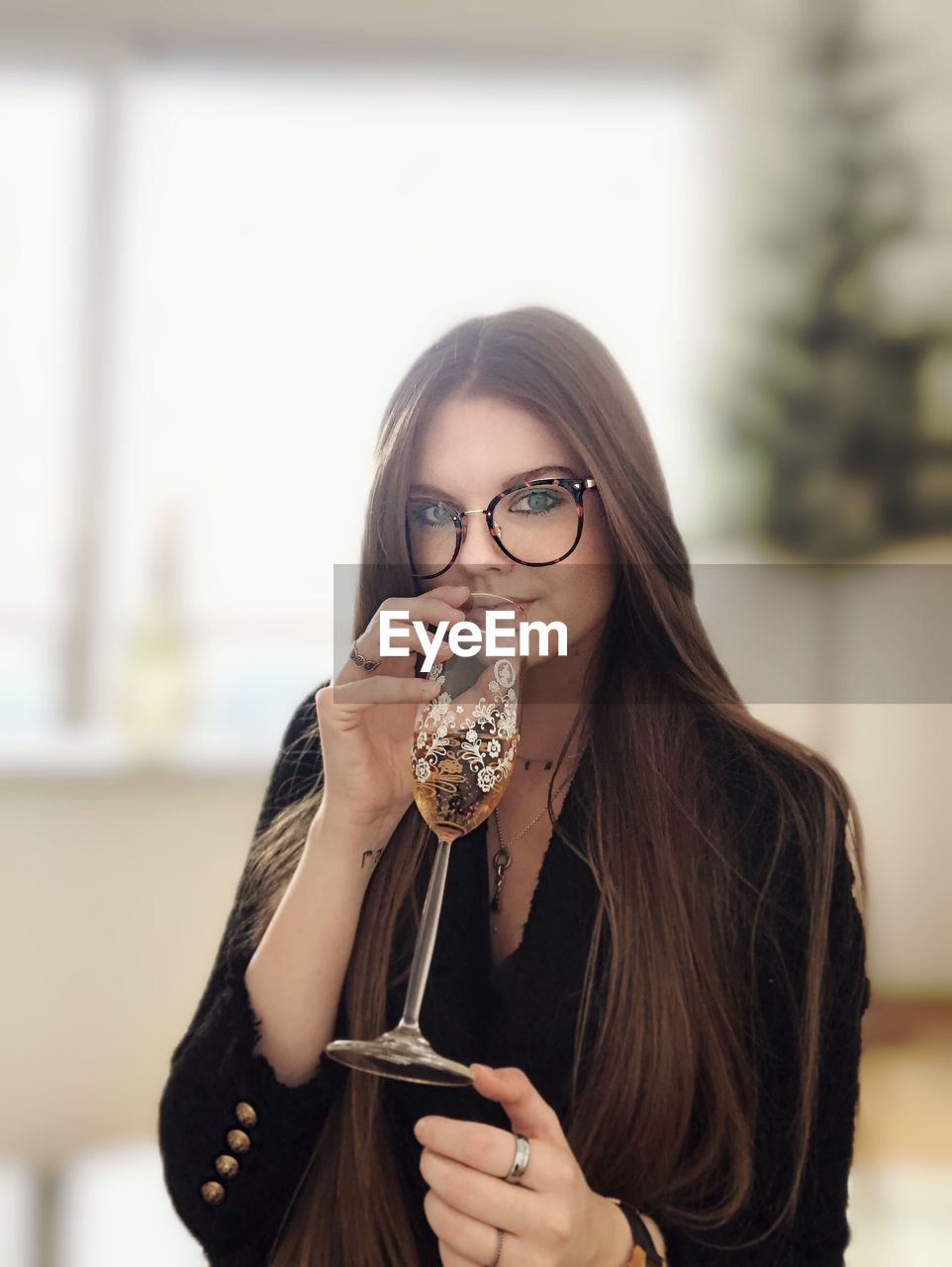 PORTRAIT OF WOMAN HOLDING ICE CREAM OUTDOORS