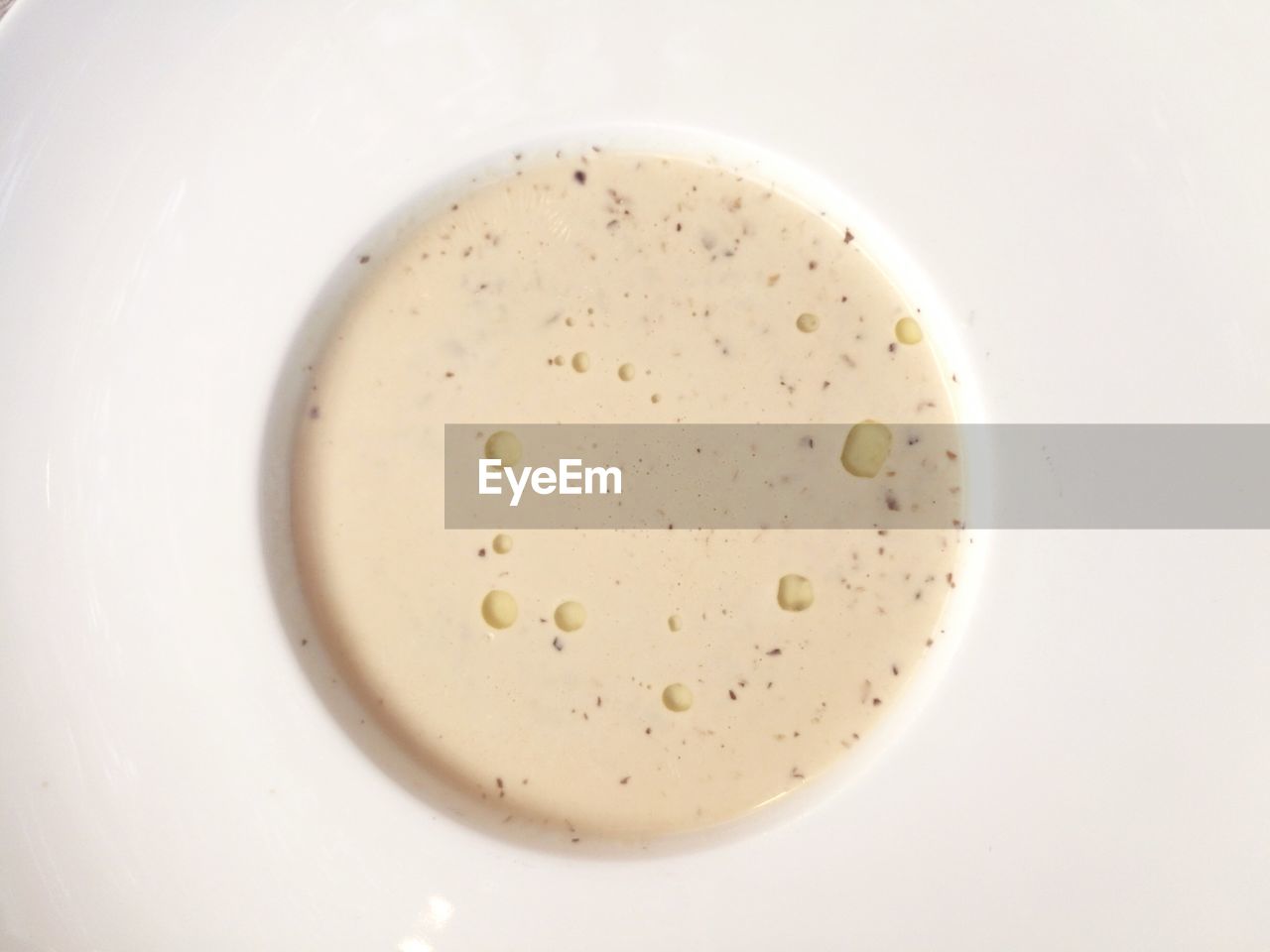 DIRECTLY ABOVE SHOT OF SOUP IN BOWL ON TABLE