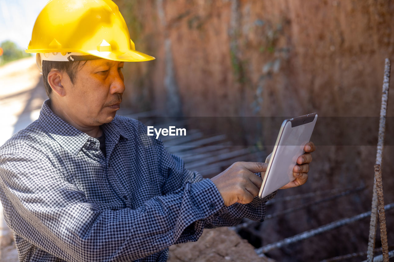 MAN WORKING WITH MOBILE PHONE