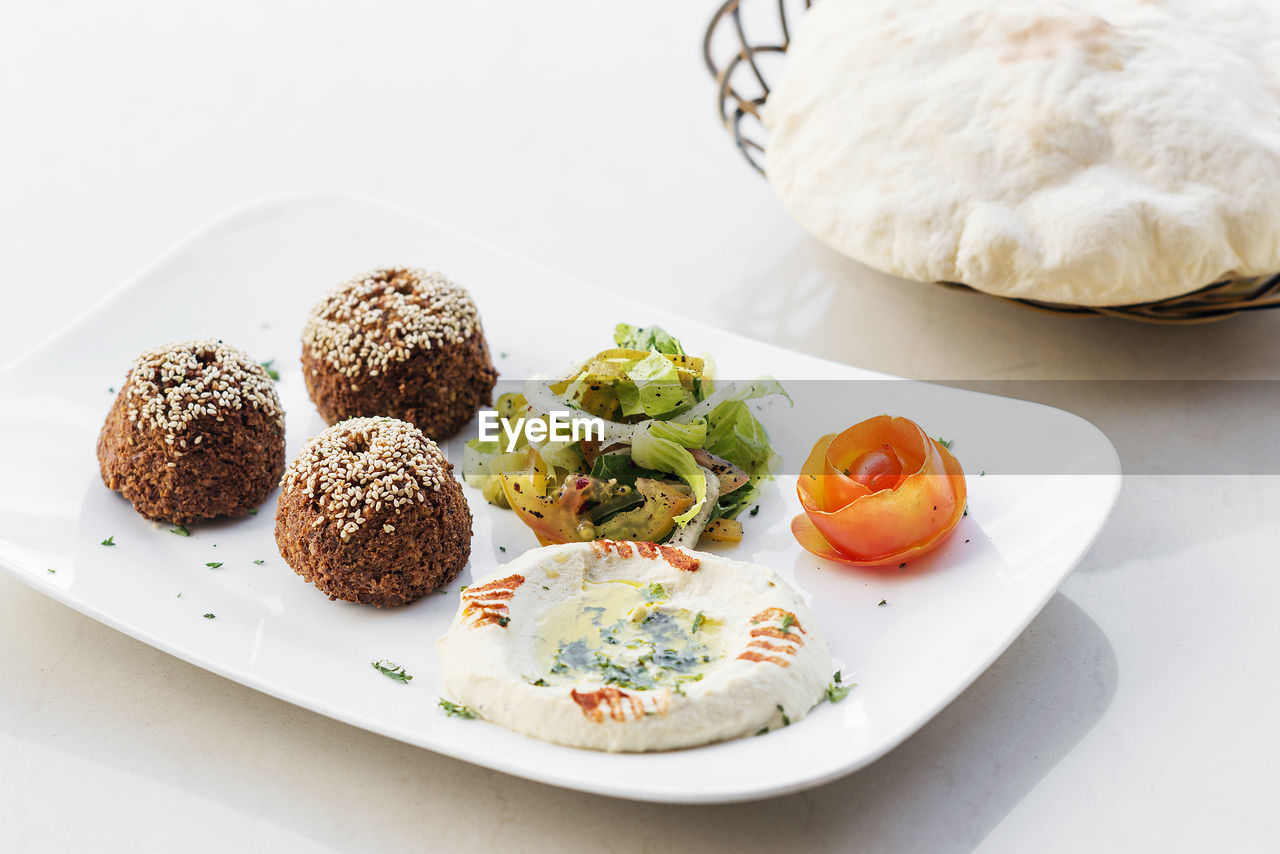 CLOSE-UP OF FOOD ON PLATE