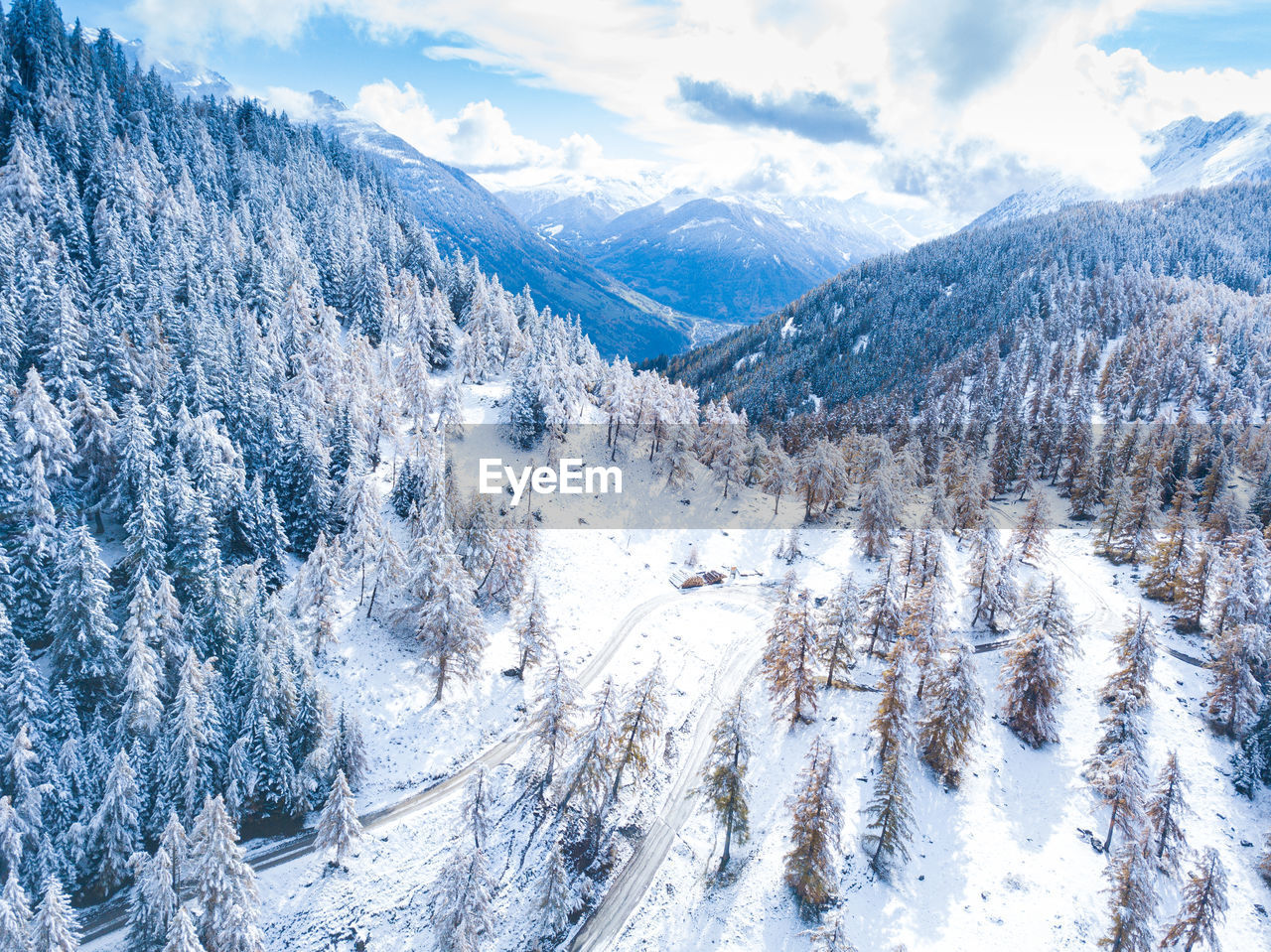 SCENIC VIEW OF SNOW MOUNTAINS AGAINST SKY