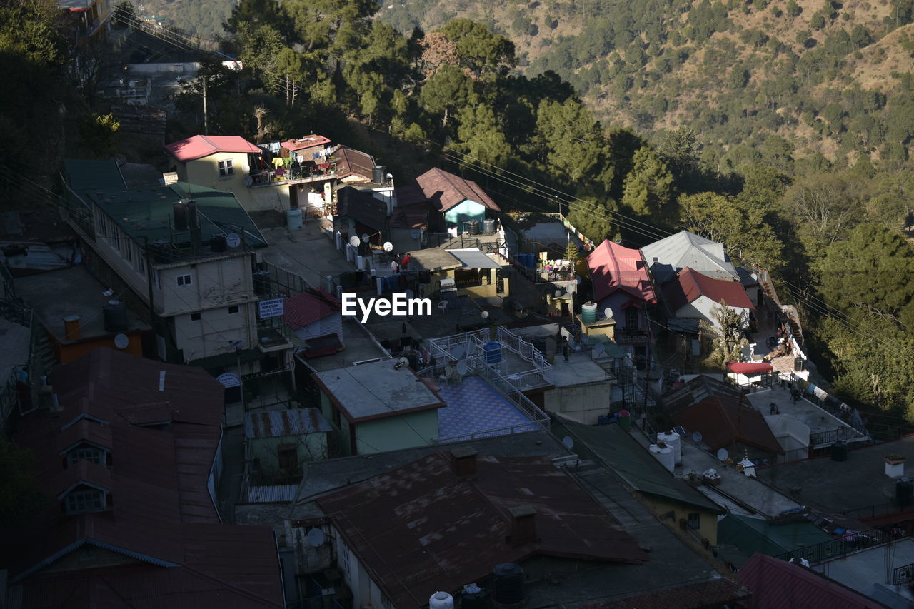 architecture, built structure, building exterior, high angle view, roof, building, nature, city, house, plant, tree, aerial photography, residential district, crowd, day, town, outdoors, mountain, crowded