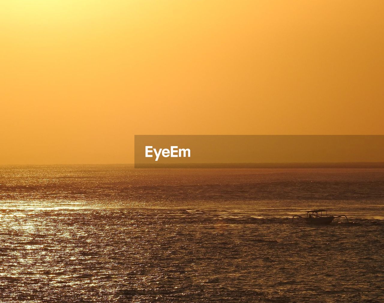 SCENIC VIEW OF SEA AGAINST CLEAR SKY DURING SUNSET