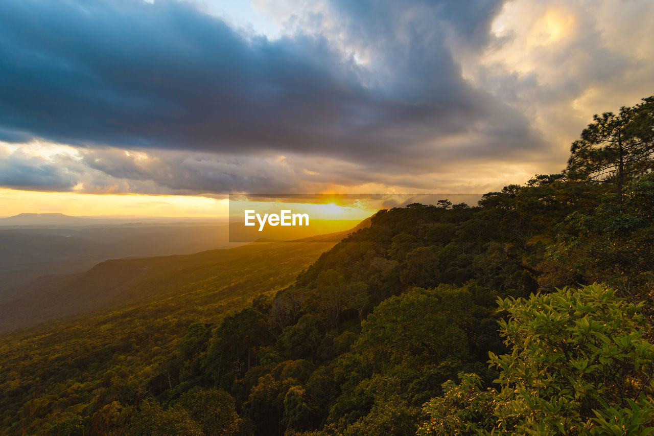 SCENIC VIEW OF LANDSCAPE AGAINST DRAMATIC SKY DURING SUNSET