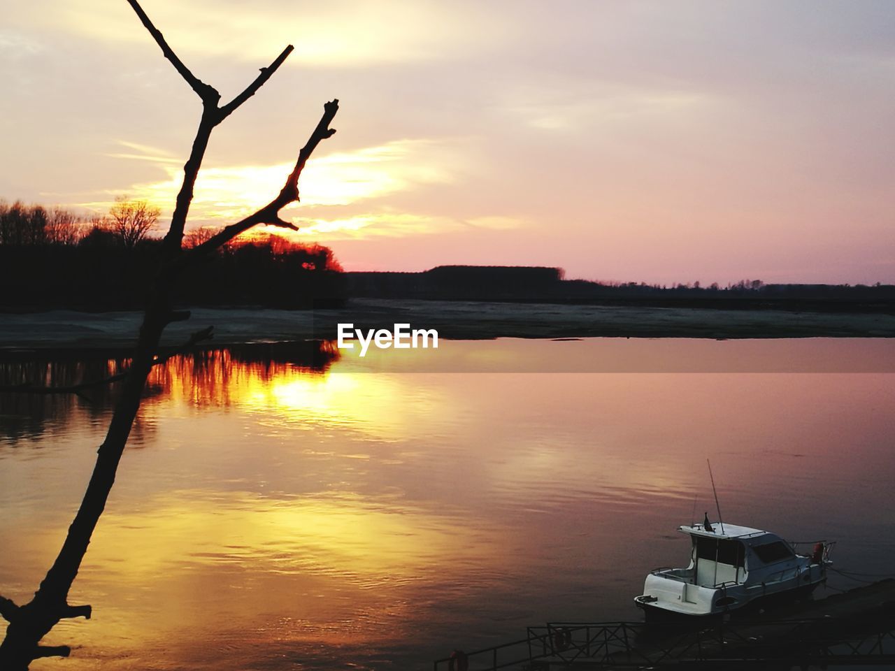 SCENIC VIEW OF LAKE AT SUNSET