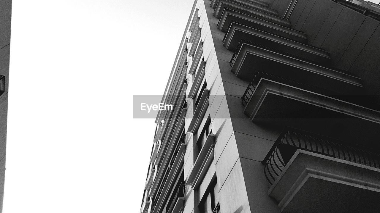 LOW ANGLE VIEW OF BUILDING AGAINST CLEAR SKY