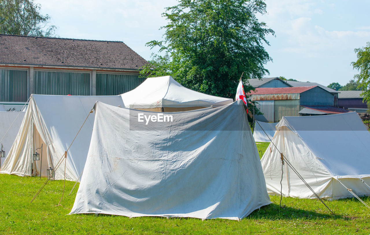 CLOTHES DRYING ON CLOTHESLINE BY BUILDING