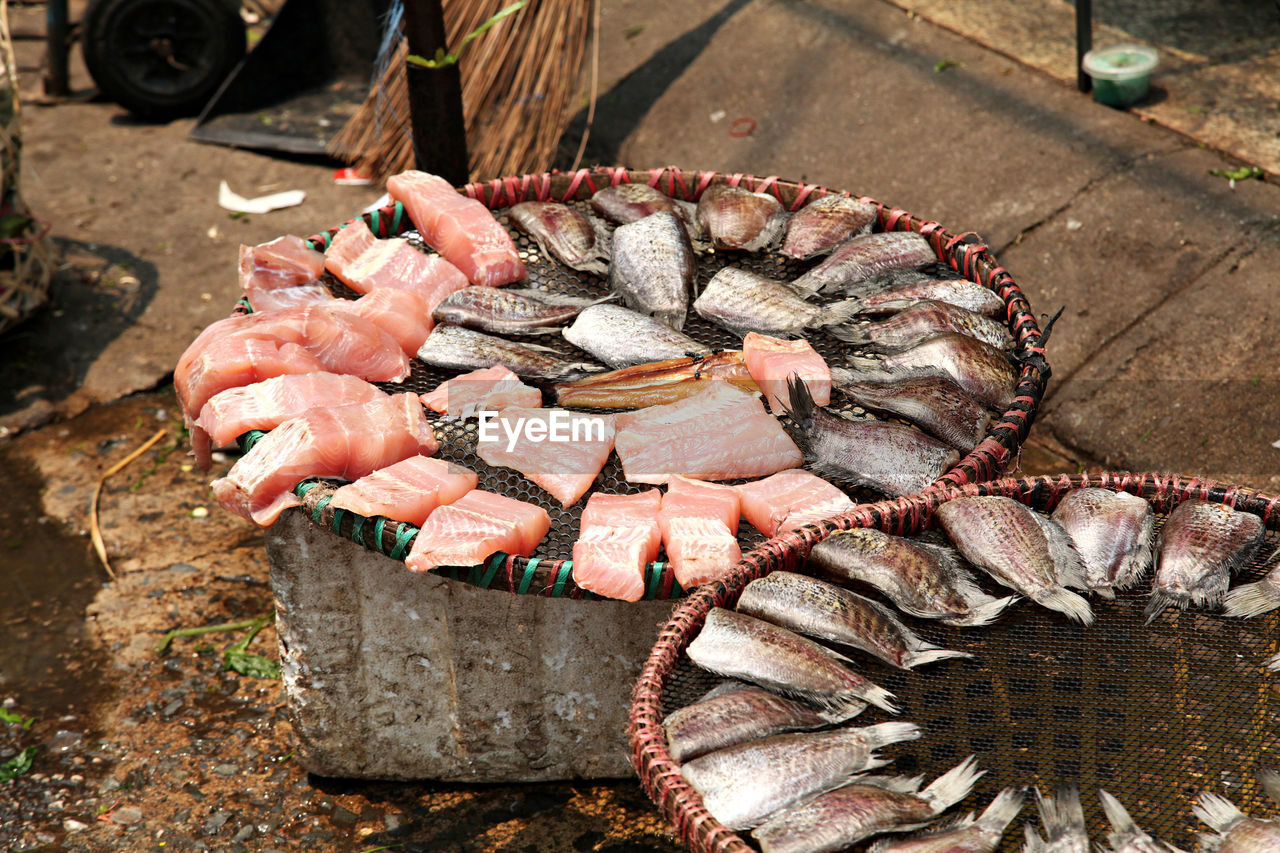 CLOSE-UP OF DEAD FISH IN MARKET