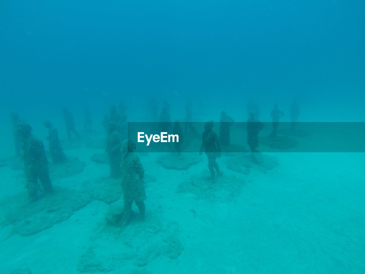 GROUP OF PEOPLE SWIMMING UNDERWATER