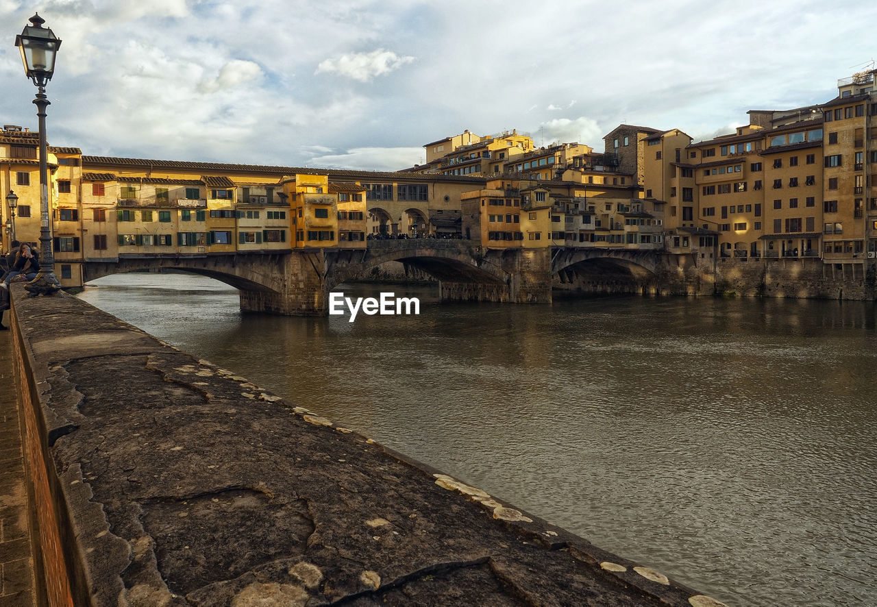 Veduta di ponte vecchio a firenze