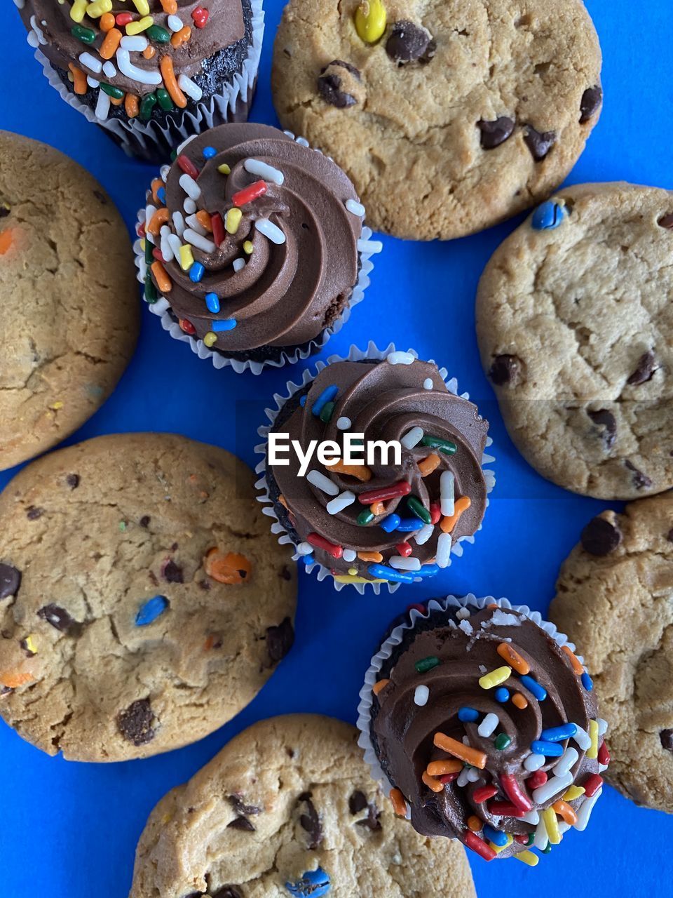 HIGH ANGLE VIEW OF COOKIES IN CONTAINER