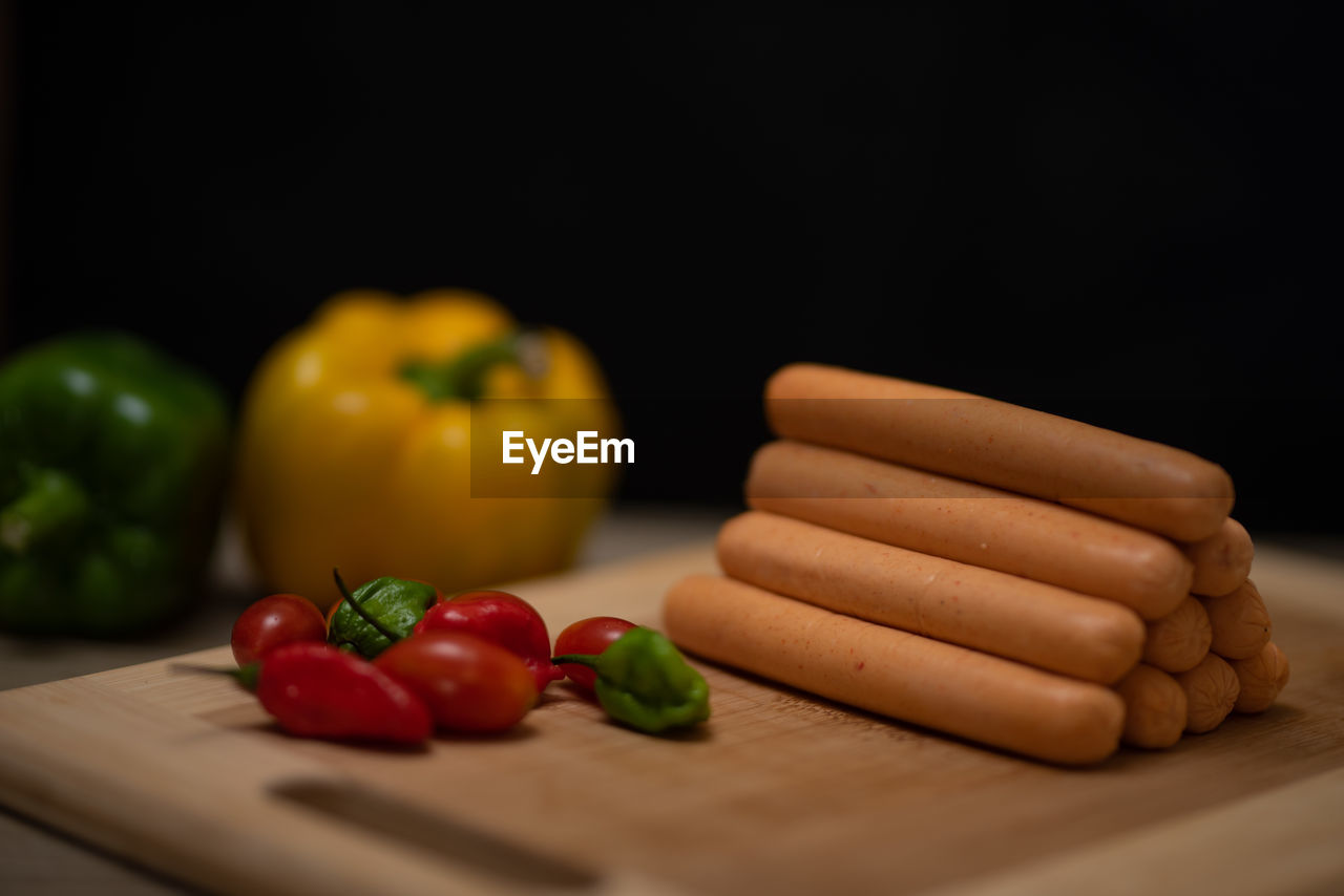 CLOSE-UP OF FRESH TOMATOES AND VEGETABLES ON TABLE