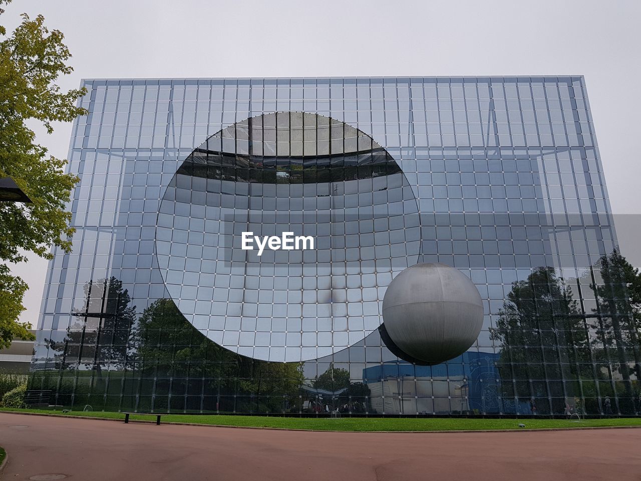 LOW ANGLE VIEW OF OFFICE BUILDING AGAINST SKY