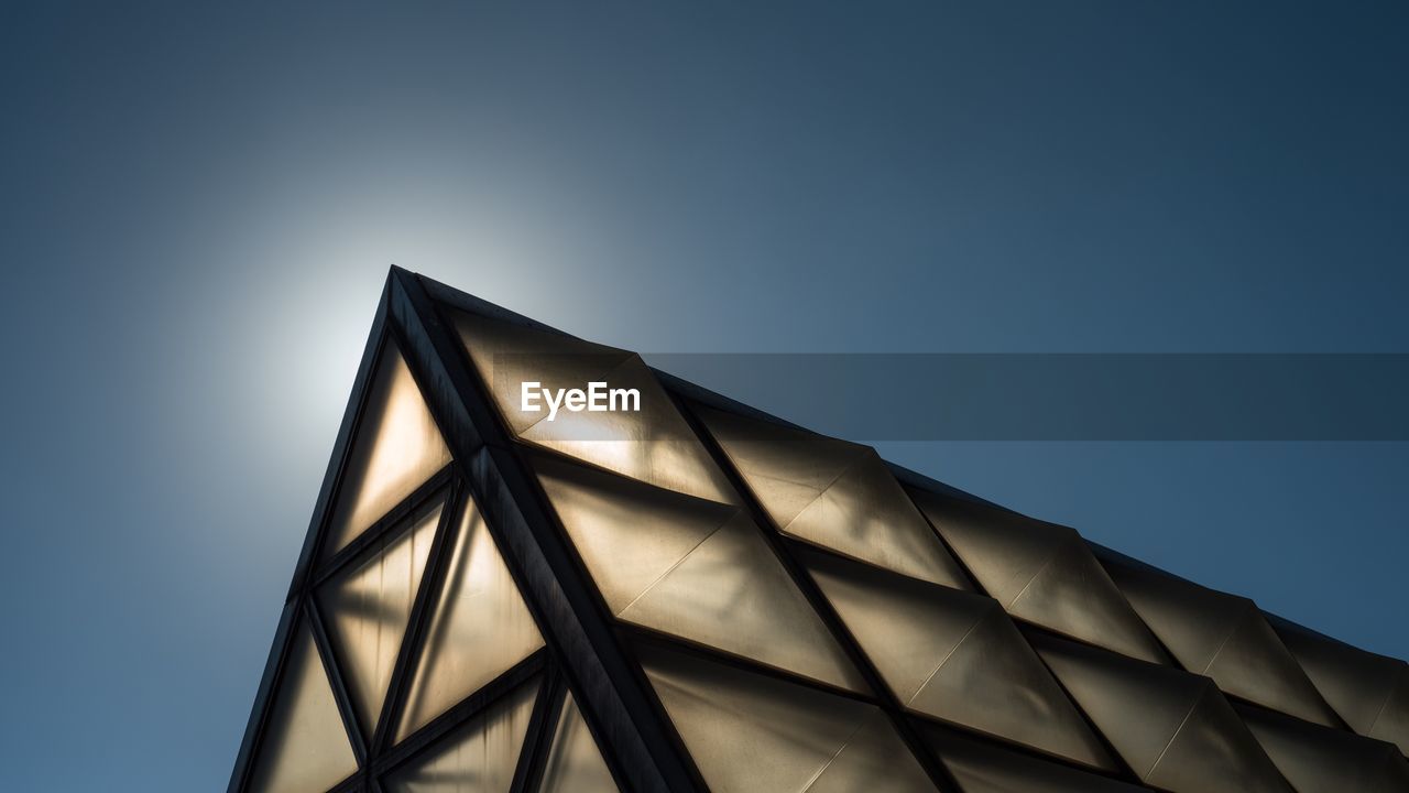 LOW ANGLE VIEW OF BUILDING AGAINST CLEAR BLUE SKY