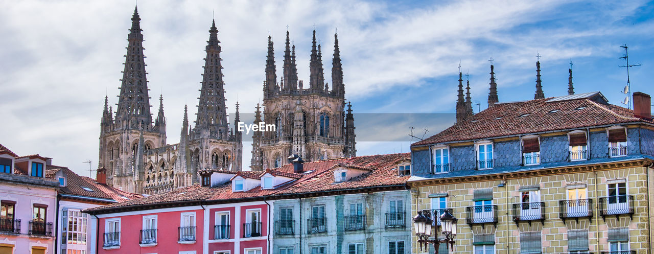 LOW ANGLE VIEW OF BUILDINGS IN CITY