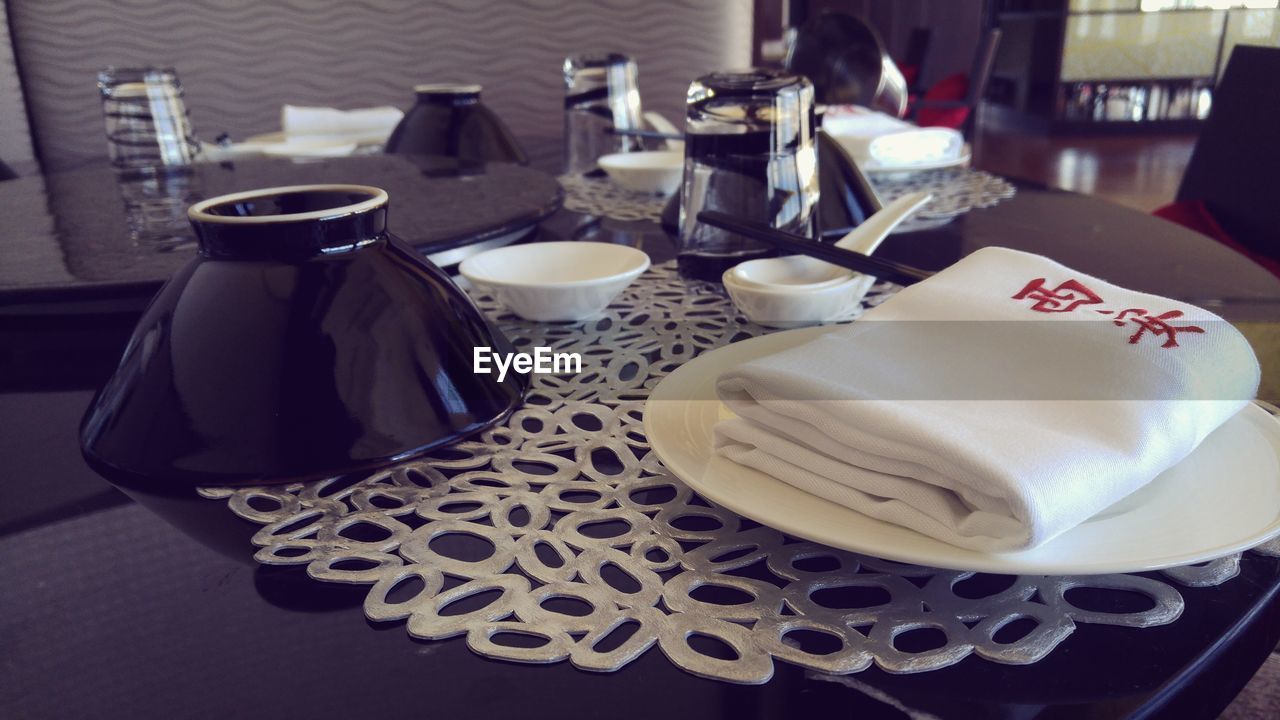 HIGH ANGLE VIEW OF COFFEE ON TABLE IN PLATE